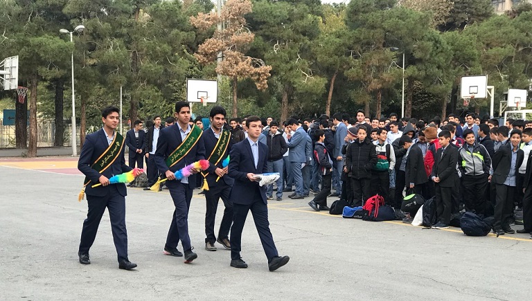 تجلیل از دانش آموزان شرکت کننده در راهپیمایی اربعین حسینی در دبیرستان ماندگار البرز