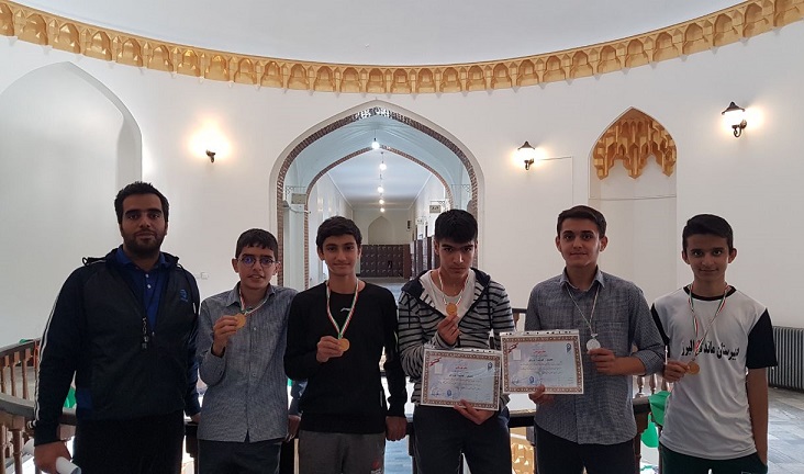 تیم دو صحرانوردی دبیرستان ماندگار البرز ( دوره اول ) قهرمان مسابقات منطقه شش تهران شد