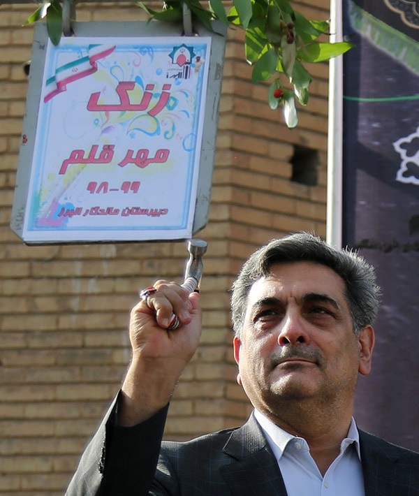 آیین نواختن زنگ مهر با حضور شهردار تهران در دبیرستان ماندگار البرز