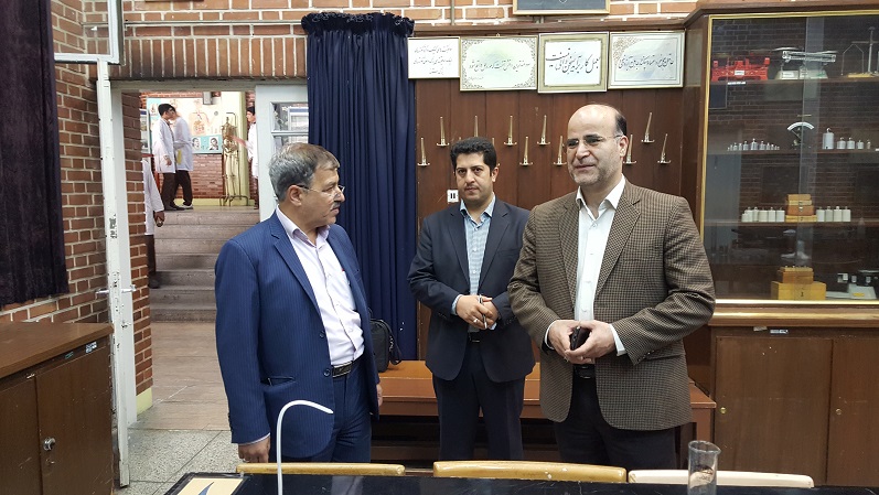 شهردار منطقه 6 تهران در دبیرستان ماندگار البرز حضور یافت و با مدیر مدرسه دیدار و گفتگو کرد