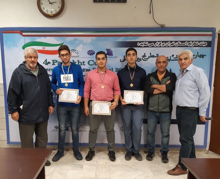 تیم شطرنج دبیرستان ماندگار البرز (دوره دوم ) قهرمان مسابقات منطقه شش شد