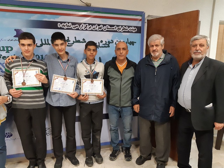 تیم شطرنج (دوره اول) دبیرستان ماندگار البرز مقام سوم منطقه شش تهران را بدست آورد