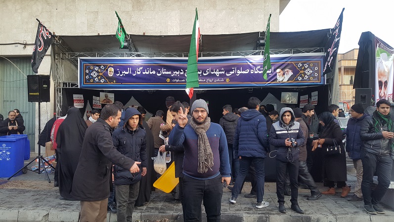 برپایی ایستگاه صلواتی دانش آموزان دبیرستان ماندگار البرز در تشییع پیکر سردار دلها