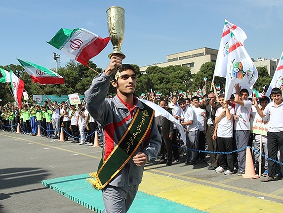 دبیرستان ماندگار البرز درمسابقات ورزشی منطقه6 قهرمان قهرمان شد