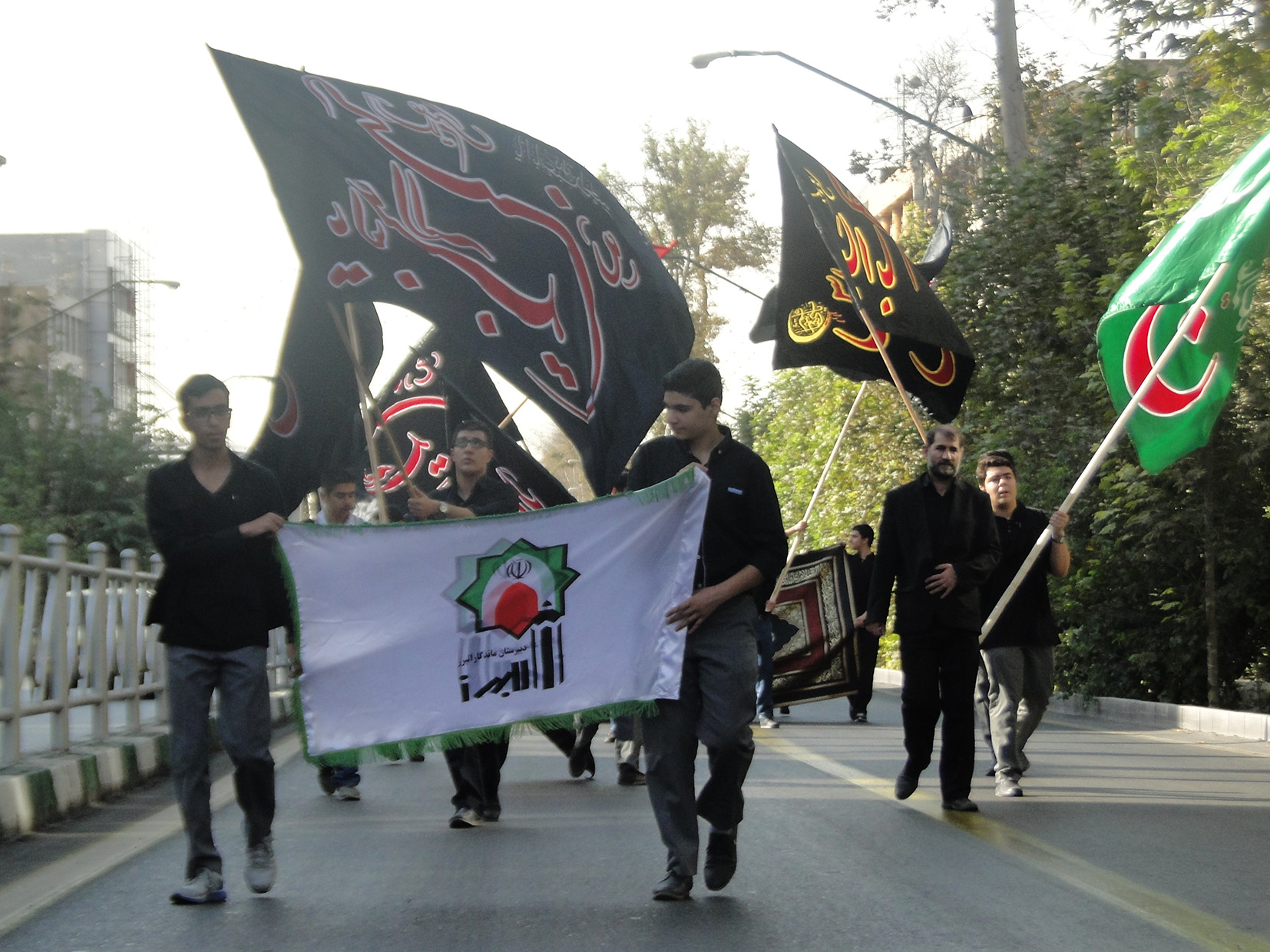 حرکت دانش آموزان عزادار حسینی در قالب دسته در سطح شهر